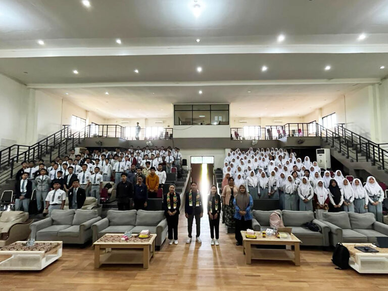 Tim SUGT Undiknas Hadirkan Tips & Trik SAT Writing untuk Siswa