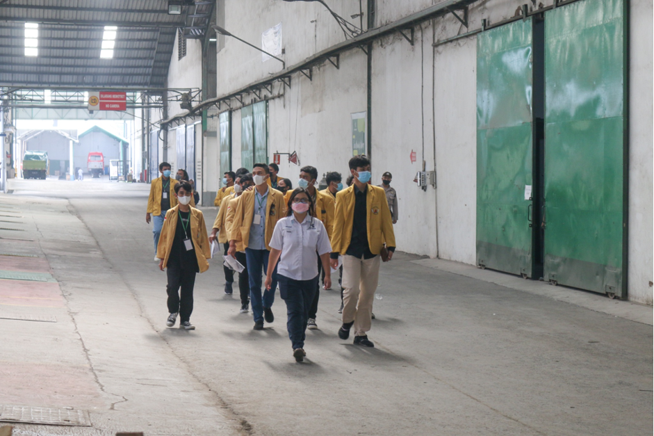 Gambar 1. Suasana Company Visit Undiknas ke pabrik PT AdiPutro Wirasejati Surabay