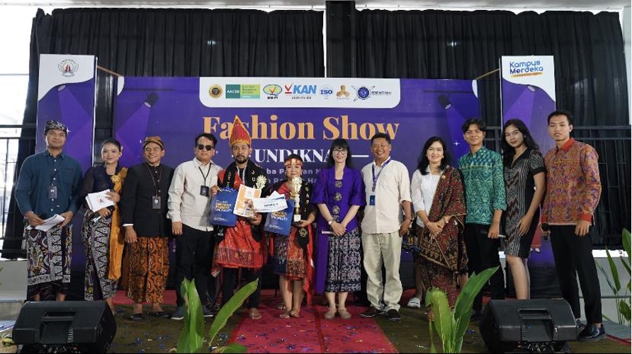 Lomba Fashion Show Busana Adat Nusantara Meriahkan Hari Raya Kartini di Undiknas