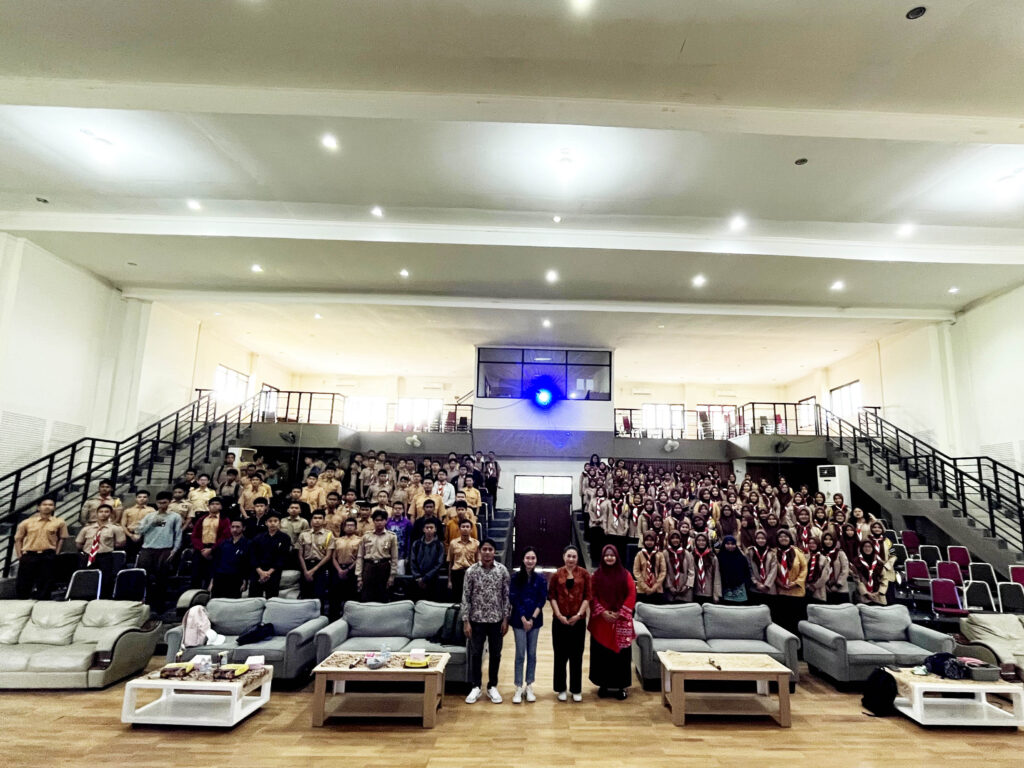 Program Riset Kolaboratif bertema Penulisan Karya Ilmiah bagi siswa