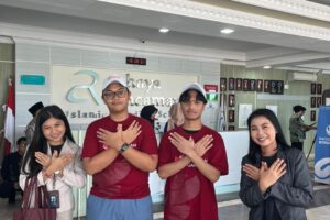 Interaksi Putu Eva Ditayani Antari, S.H., M.H., CCD., dan Ida Ayu Fortuna Ningrum, S.Pd., M.Pd dengan siswa