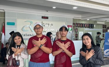 Interaksi Putu Eva Ditayani Antari, S.H., M.H., CCD., dan Ida Ayu Fortuna Ningrum, S.Pd., M.Pd dengan siswa