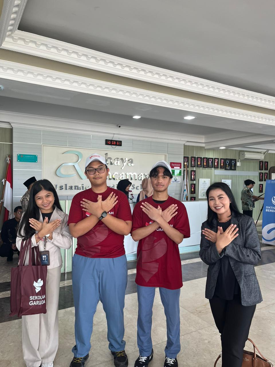 Interaksi Putu Eva Ditayani Antari, S.H., M.H., CCD., dan Ida Ayu Fortuna Ningrum, S.Pd., M.Pd dengan siswa