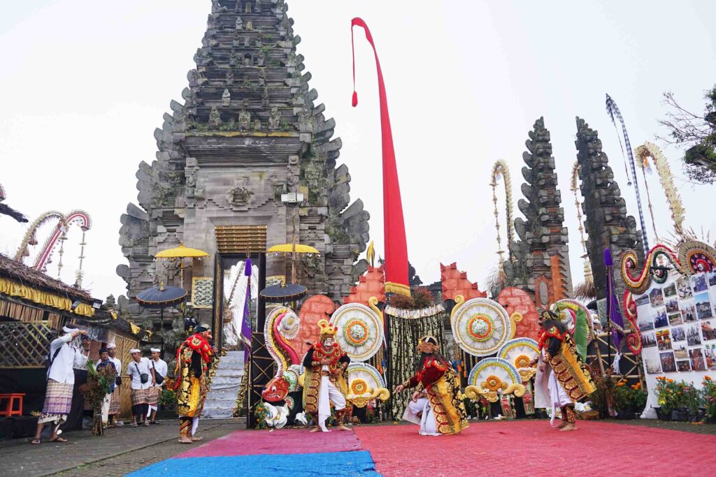 Tari-Topeng-Bali