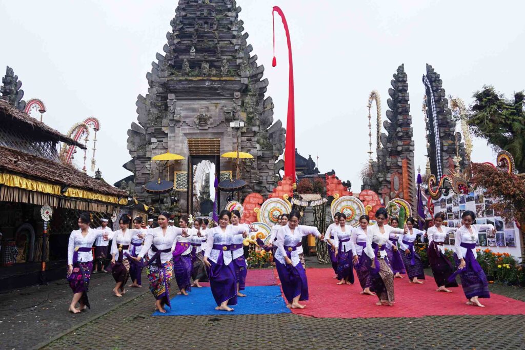 Tari-Rejang-Taman-Sari-Bali