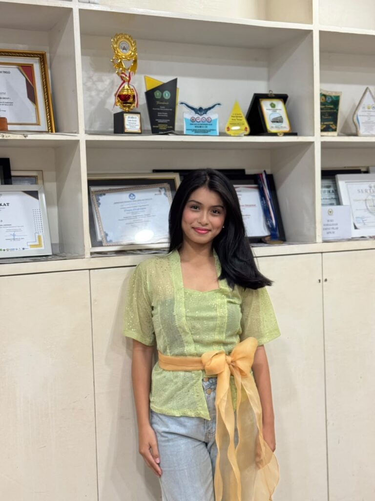 Juara-I-Lomba-Menyanyi-Pop-Putri
