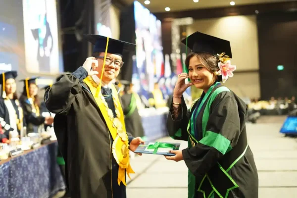 Gaya-Wisuda-Hits