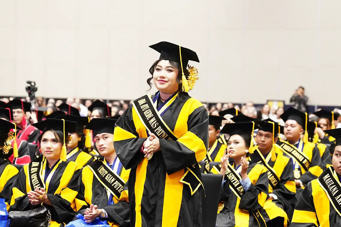 Wisudawan-Undiknas